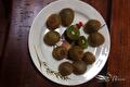 Wit bord met mini kiwi's, enkele doorgesneden