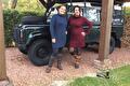 Twee vrouwen in jurk en laarzen voor een groene terreinwagen