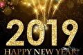Gouden tekst 2019 en Happy New Year met vuurwerk