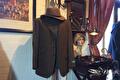 Tweed colbert en hoed op een paspop in de winkel