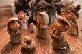 Kerststal met beeldjes van Maria, Jozef, herders en kindje