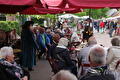 Drukke straat met terras en bezoekers in historische kleding