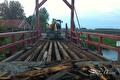 Rode brug zonder brugdek met graafmachine tijdens renovatie