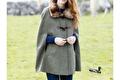 Vrouw met rood haar in groene tweed cape met bontkraag