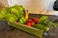Groene bak met sla, paprika's, tomaten en komkommers