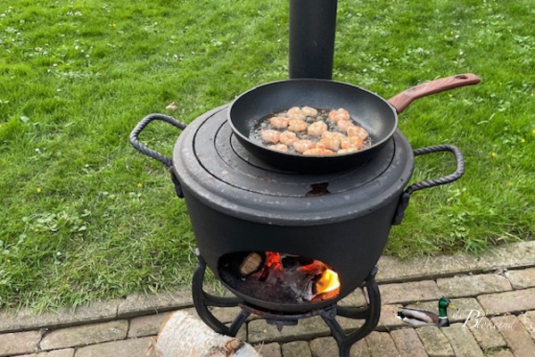 Heerlijk weer buiten koken en eten!