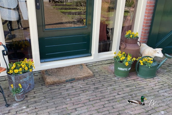 Lente bij de voordeur