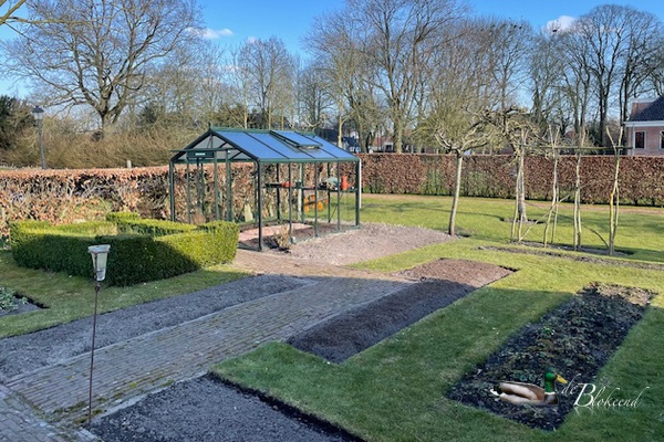 Moestuin bedjes bijna klaar