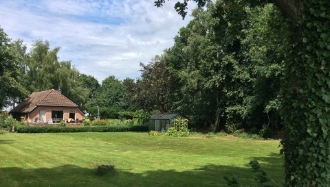 Prachtige tuin met kas