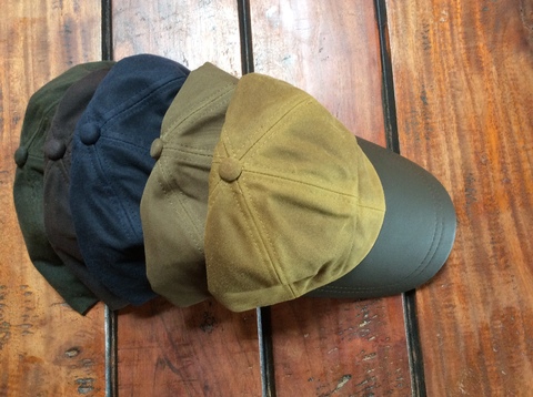 Verstelbare waxpet in diverse kleuren met leren klep