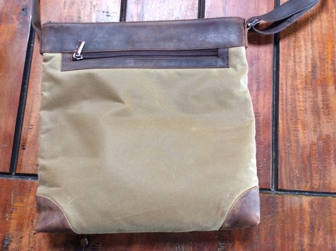 Tas van wax met leer, in diverse kleuren. Zowel in groot als klein model.