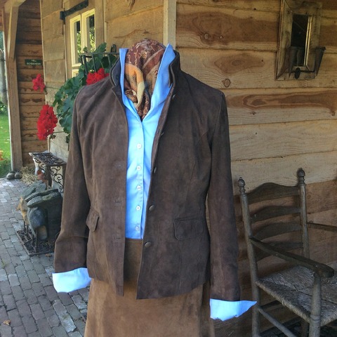 Korte damescolbert. Ook de blauwe blouse
is van Anna Lascata.