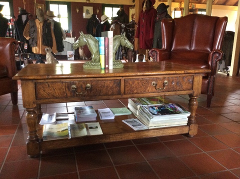 Bijzondere salontafel met 4 lades uit de wortel van eikenhout.
