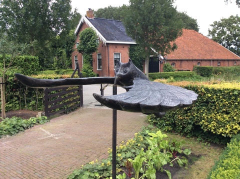 Zweefuil op stang beweegt mee op de wind