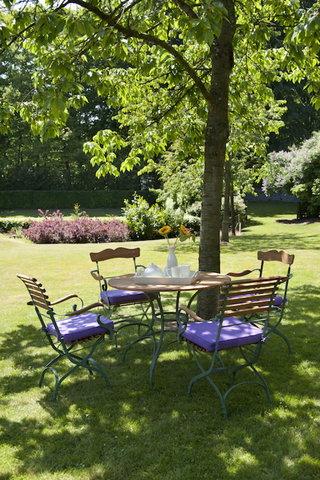 Na het kokerellen  gezellig tafelen op deze tuinset