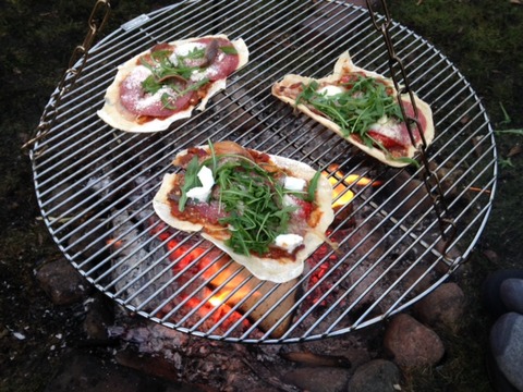 Heerlijke pizza's  op het rooster