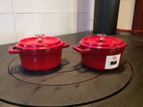 staub mini braadpannetjes 10 cm. Leuk voor een vis potje als voorgerecht, warme appelcompote, stoofpeertje en meer..Ook geschikt voor oven.