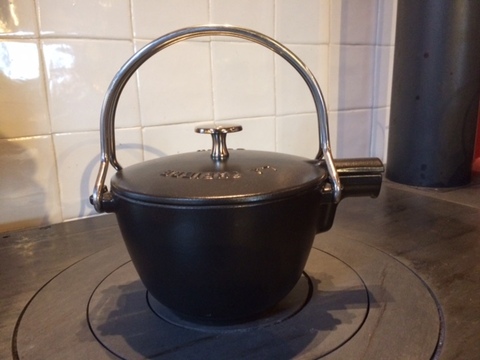 Prachtig model waterketel. Ook een soepje hieruit schenken is bijzonder of een botersaus bij de asperges.